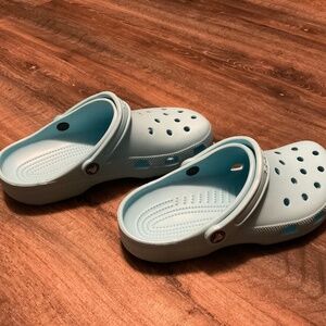 New Turquoise crocs women’s size 10, men’s size 8